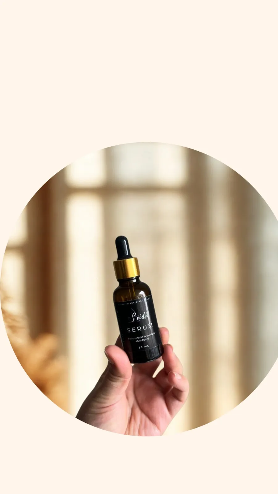 Sérum Anti-Aging Seidh de 30 ml en mano, fondo pastel con luz de ventana